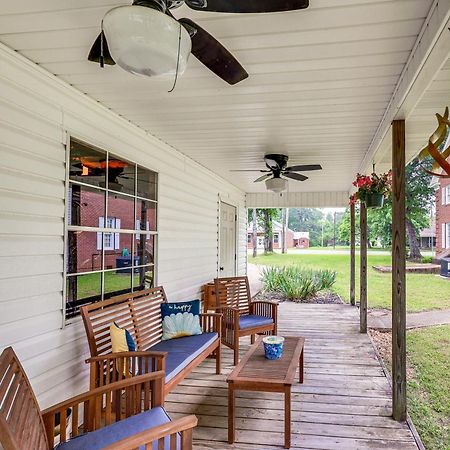Delightful Retreat With Fireplace And Large Yard! Exterior foto