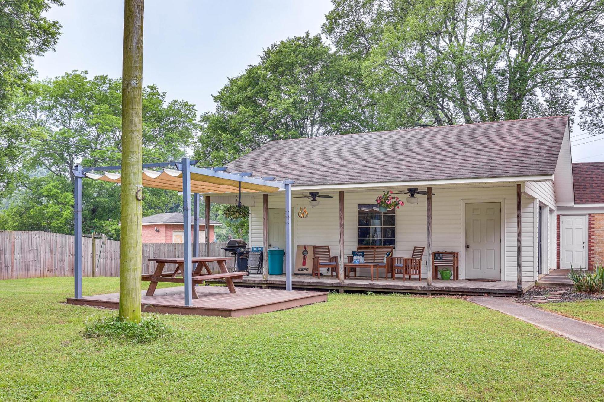 Delightful Retreat With Fireplace And Large Yard! Exterior foto
