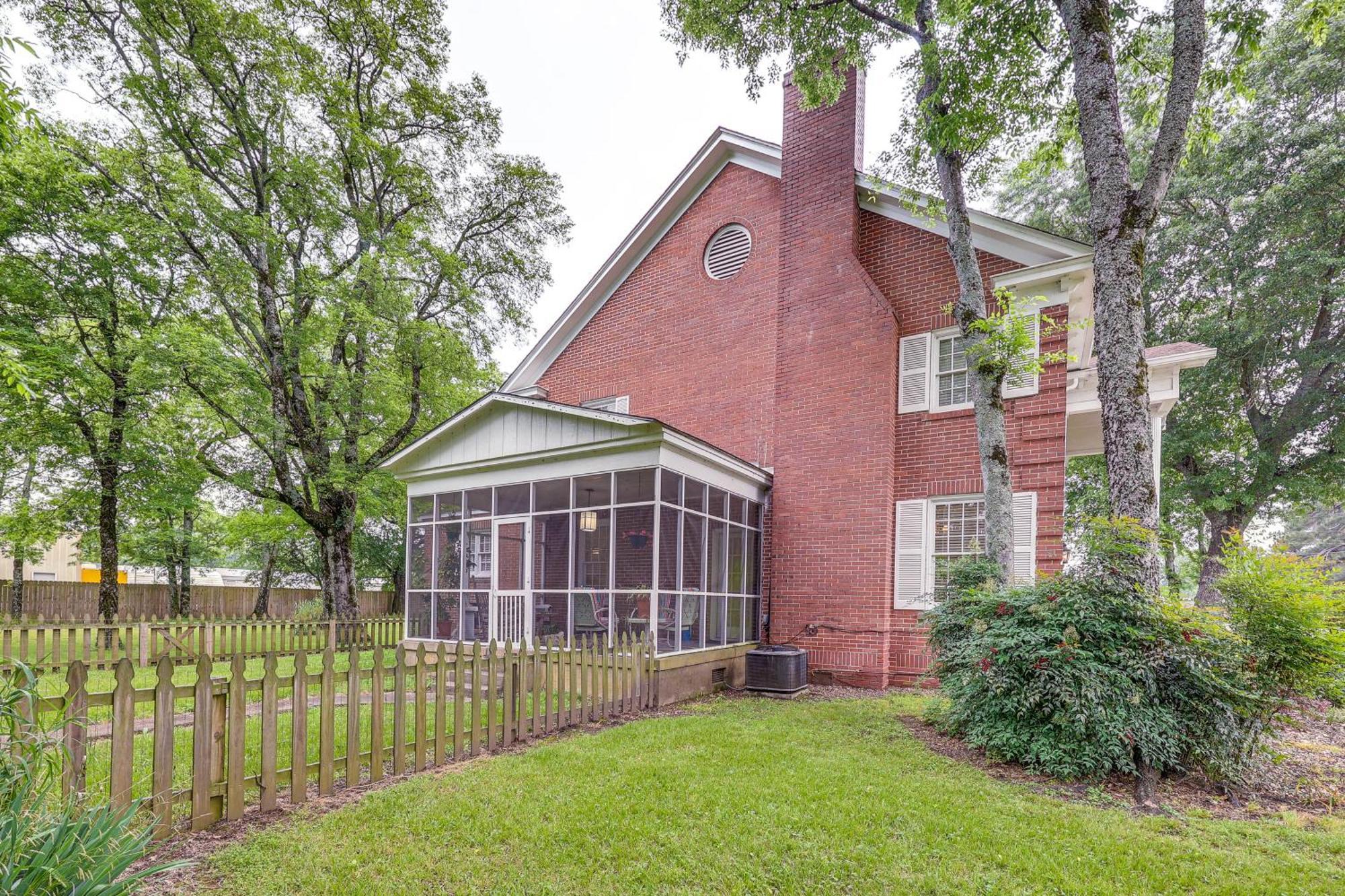 Delightful Retreat With Fireplace And Large Yard! Exterior foto