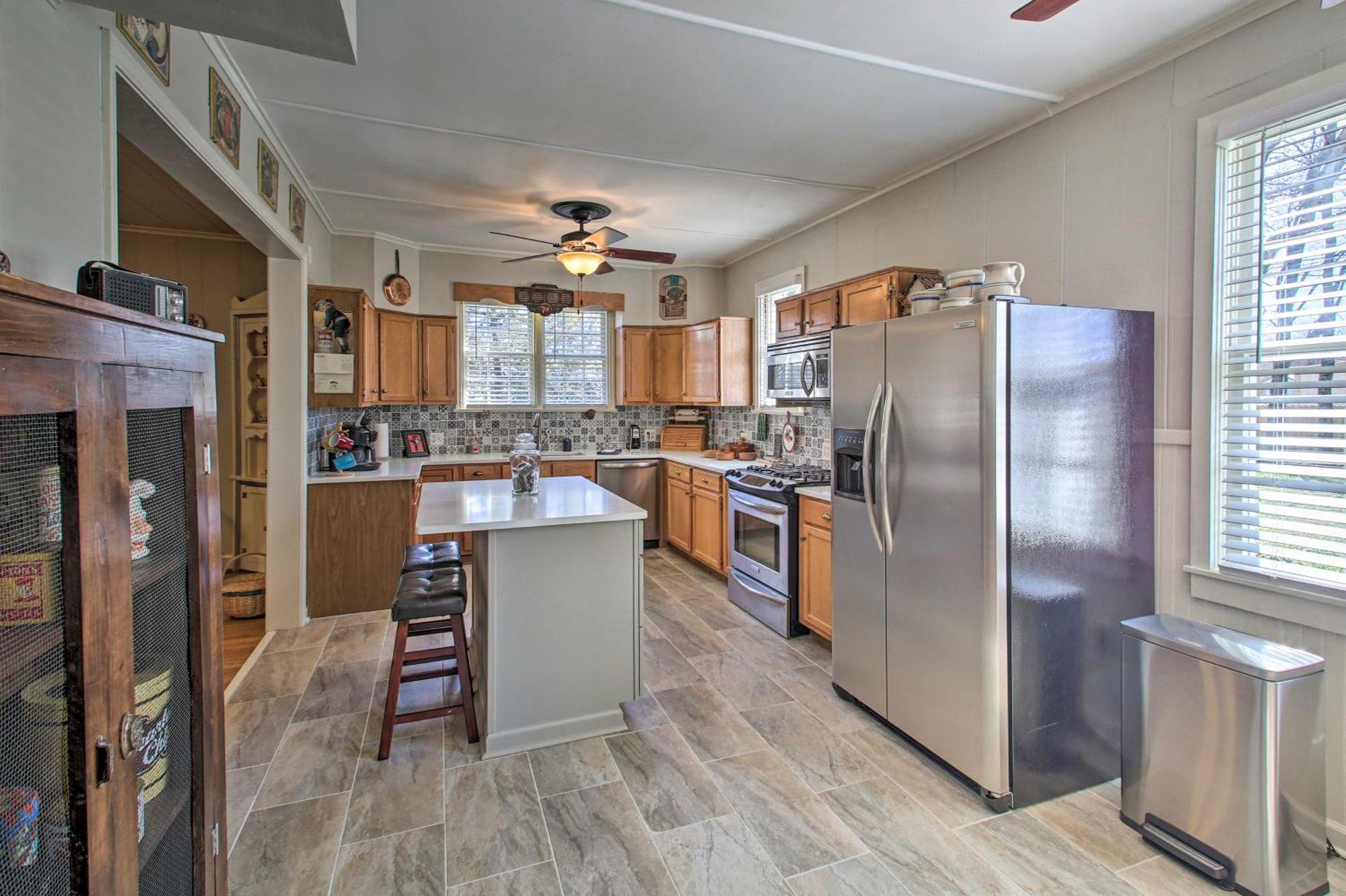 Delightful Retreat With Fireplace And Large Yard! Exterior foto