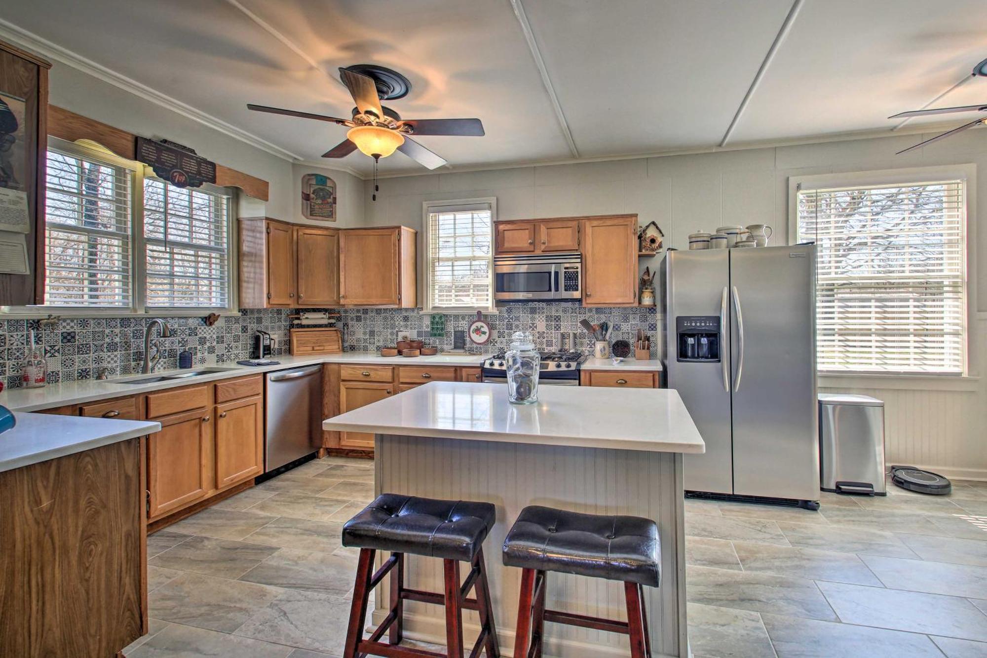 Delightful Retreat With Fireplace And Large Yard! Exterior foto